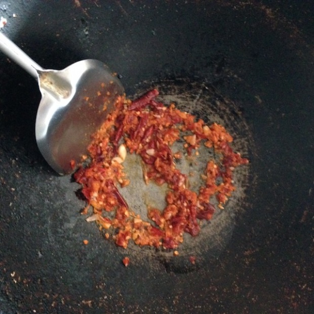 แจกสูตรเด็ด ‘ผัดกะเพรากุ้งใส่พริกแห้ง’ อร่อยจัดจ้าน เผ็ดร้อนถึงใจ