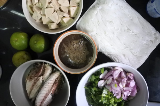 ชวนทำเมนูแซ่บซี๊ด ‘ยำขนมจีนปลาทูหมูยอ’ สูตรเด็ดเครื่องเน้นๆ 