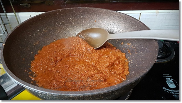 น้ำพริกแกงแดง พะแนงง่าย ๆ  ผัดกับหัวกะทิแตกมันให้หอม