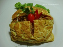 “ข้าวผัดพริกแกงทูน่าห่อไข่”